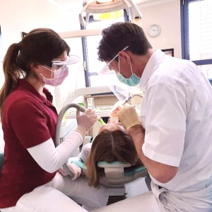 Patient in Behandlung in Zahnarztpraxis